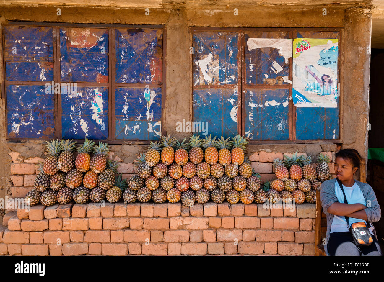 Nationale 7, ein Ananas-Geschäft am Straßenrand, Behenjy, zwischen Antanarivo und Antsirabe, Madagaskar Stockfoto