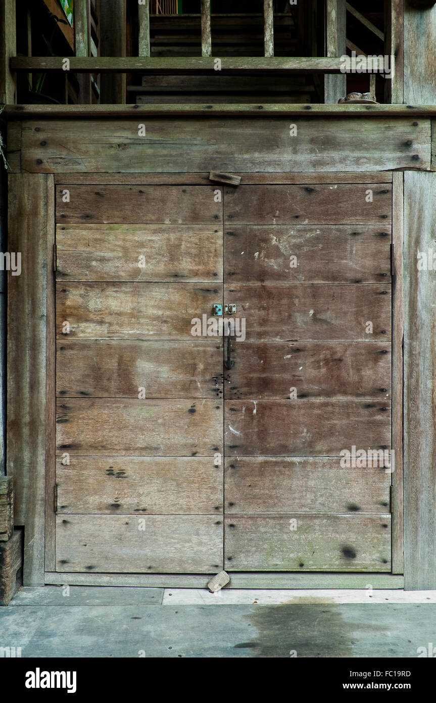 Antikes Holz Lagerung mit weißen linken Handfläche Druck auf die rechte Tür. Stockfoto