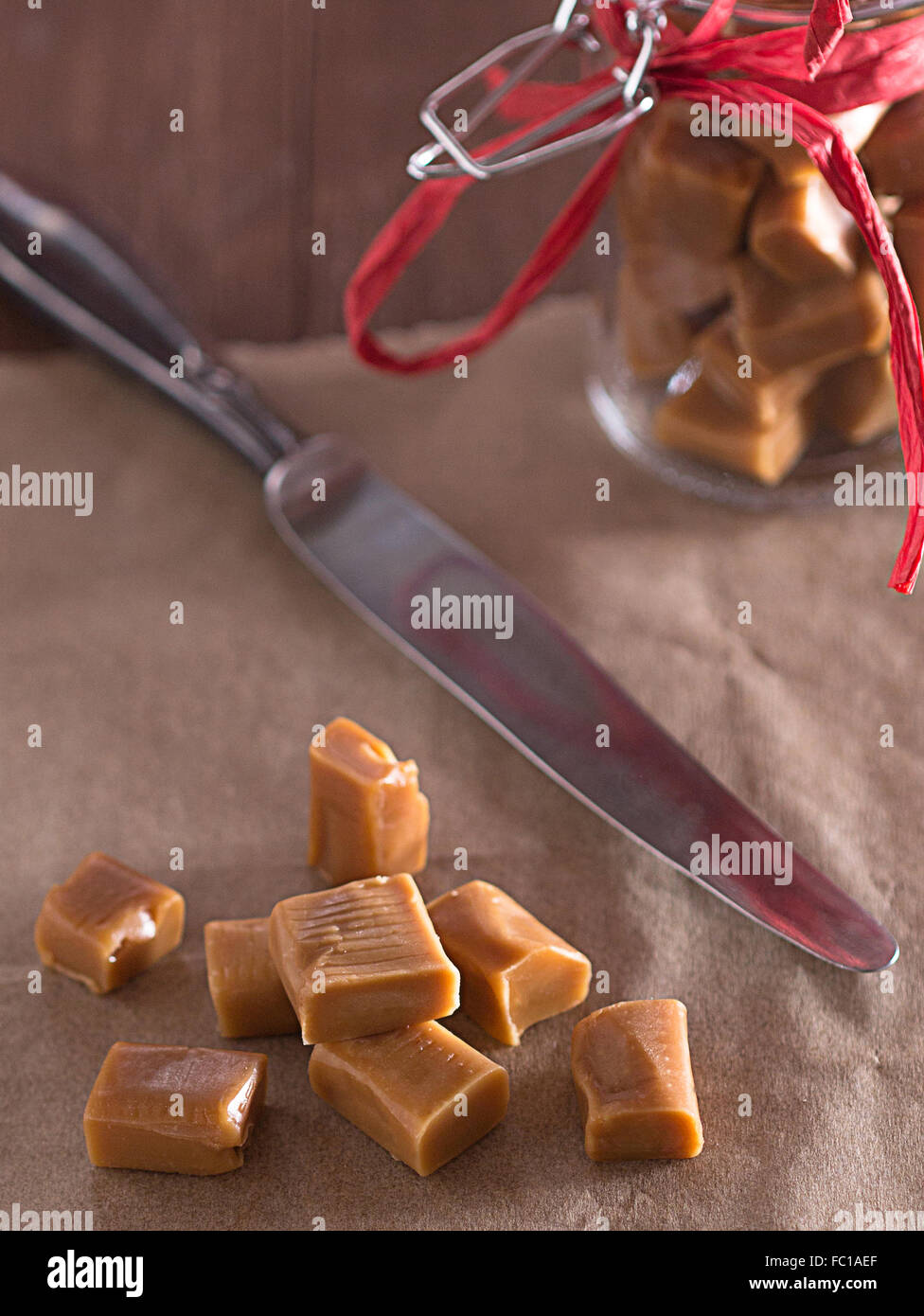 Karamellbonbons auf einem Tablett Stockfoto