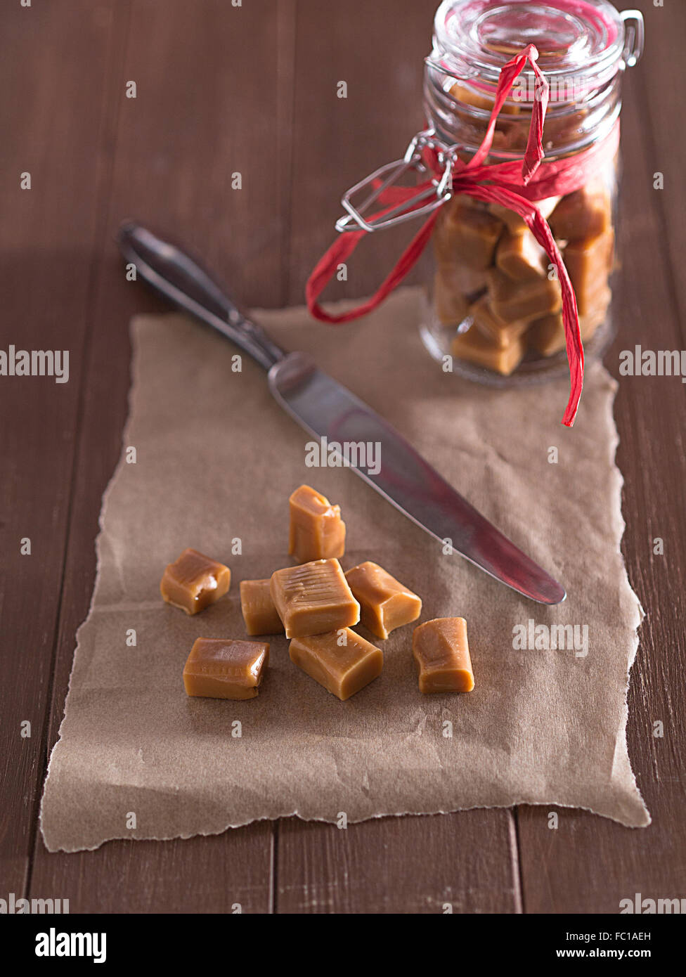 Karamellbonbons auf einem Tablett Stockfoto