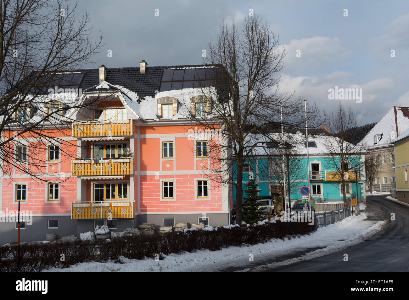 glänzende Fassaden der Häuser Stockfoto