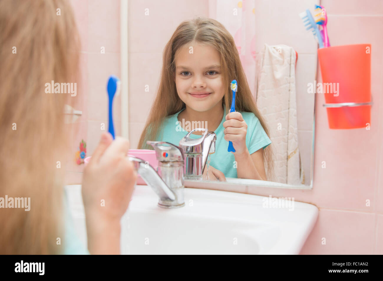 Sechs Jahre altes Mädchen wäscht und bürstet seine Zähne im Bad Stockfoto