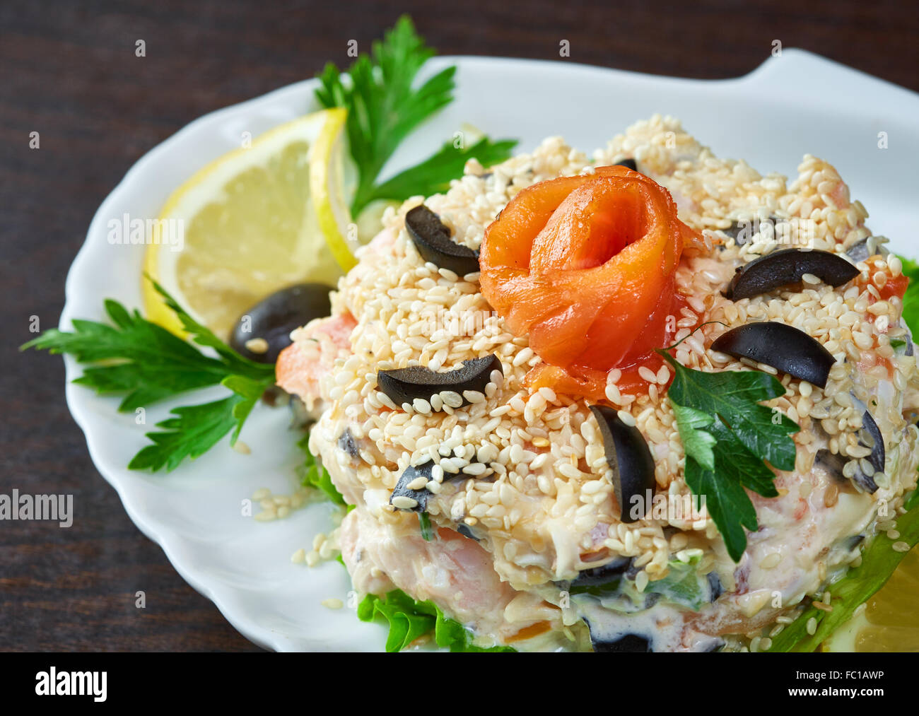 Leckerer Fischsalat dekoriert mit Sesam Stockfoto