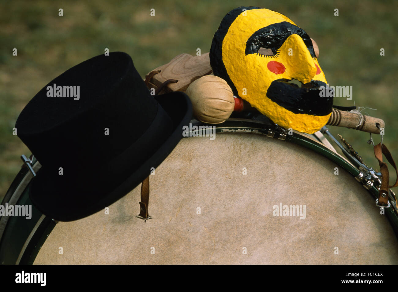 Maske und Kastagnetten von El Colacho plus Trommel, Zylinder und Beinchen des Schlagzeugers bei Fiesta del Colacho in Spanien Stockfoto