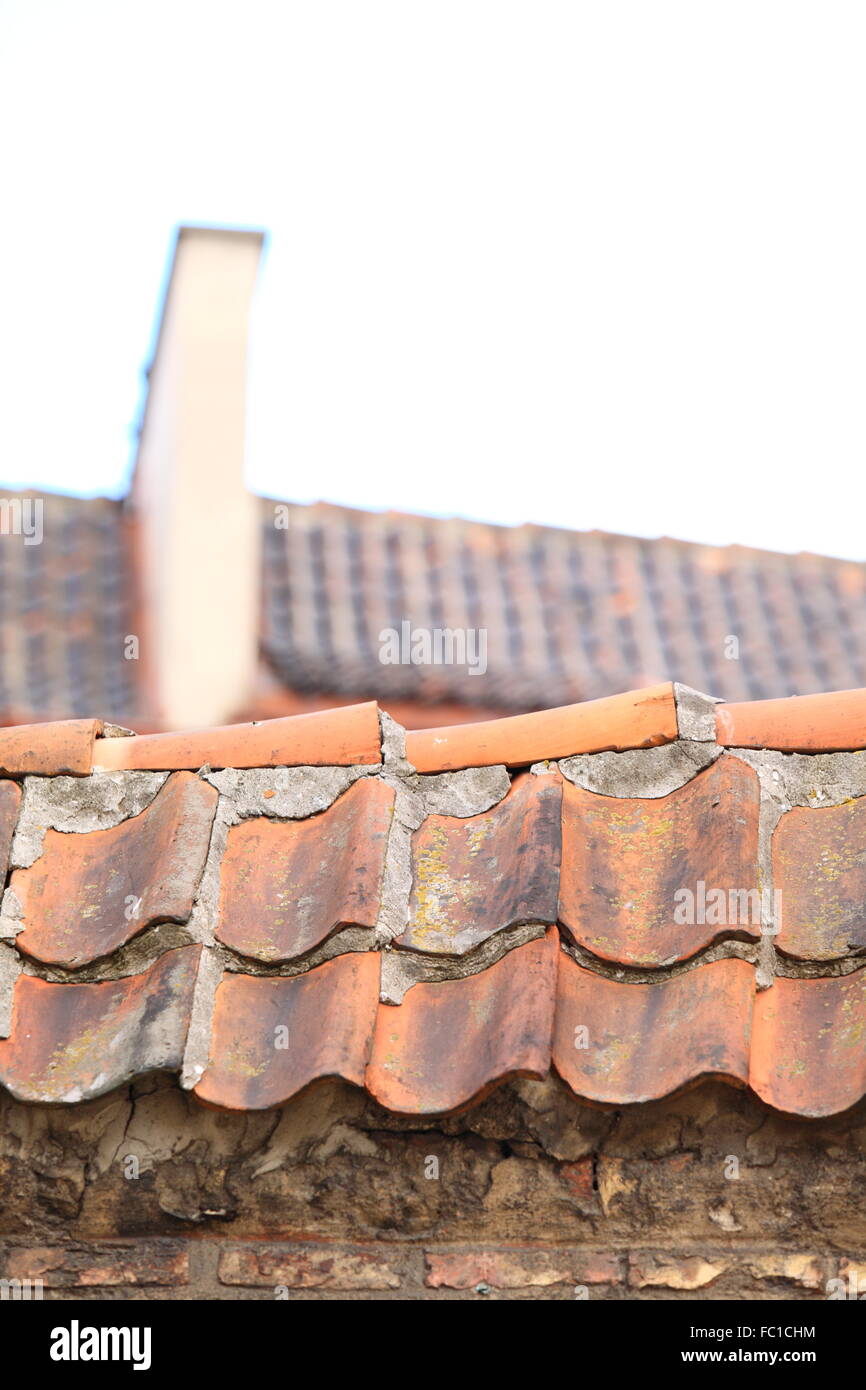 alte Fliesen rot-Dach mit Himney im Hintergrund Stockfotografie - Alamy