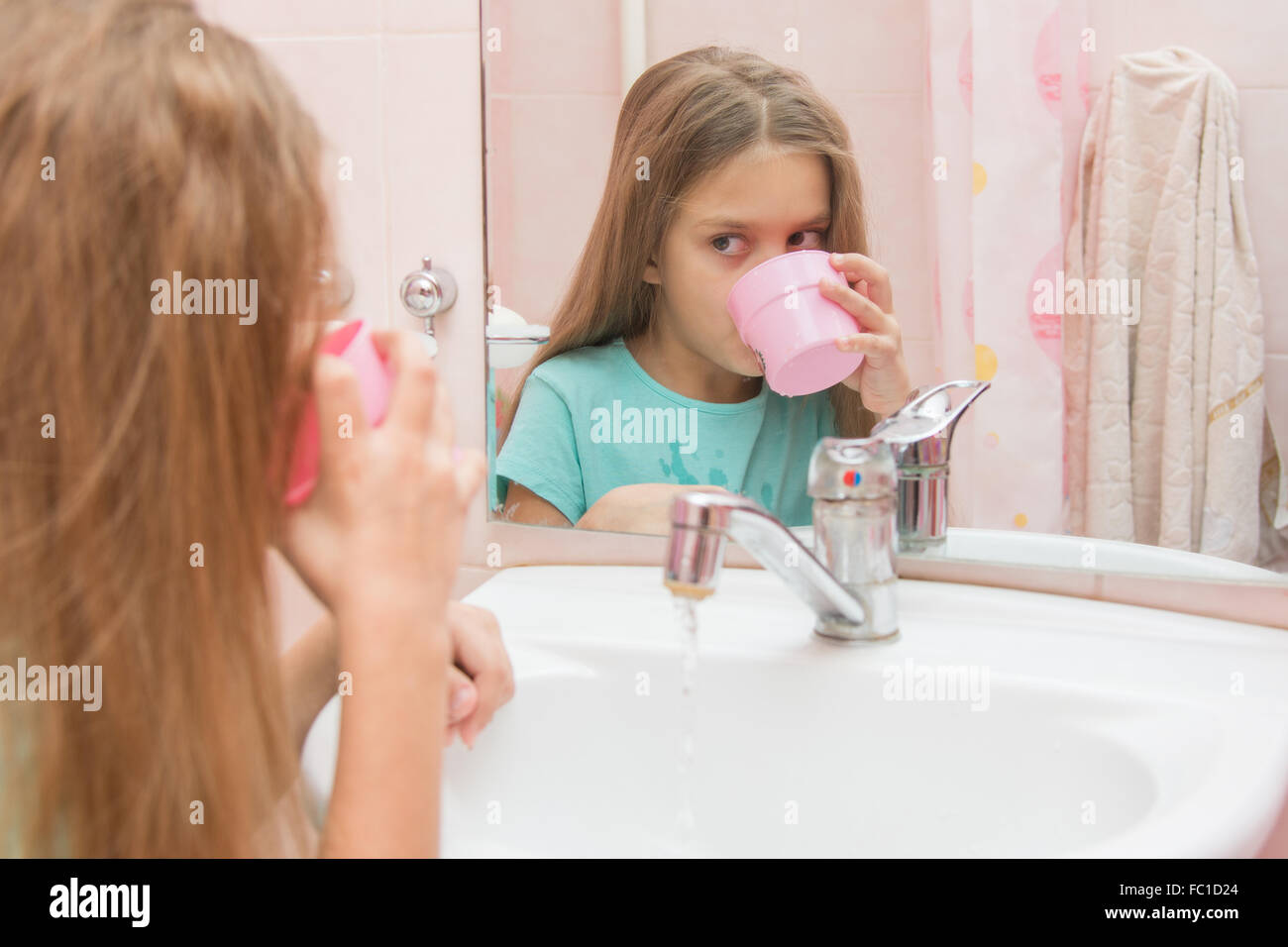 Sechs Jahre altes Mädchen wäscht und bürstet seine Zähne im Bad Stockfoto