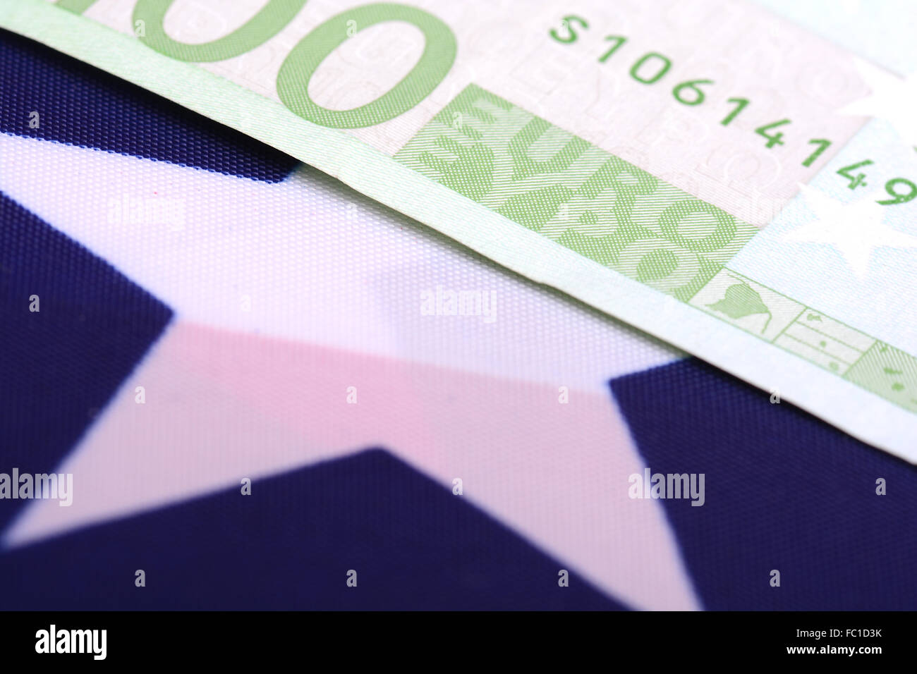 europäisches Geld auf amerikanische Flagge Stockfoto