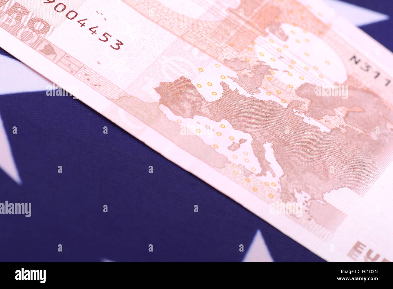 europäisches Geld auf amerikanische Flagge Stockfoto