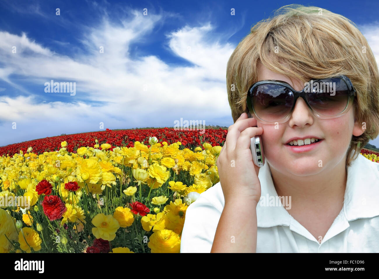 Der Blondschopf auf seinem Handy zu sprechen. Stockfoto