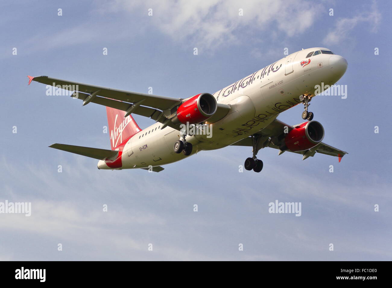 Natives Airbus A320-214 EI-EZW Landung in Heathrow Stockfoto