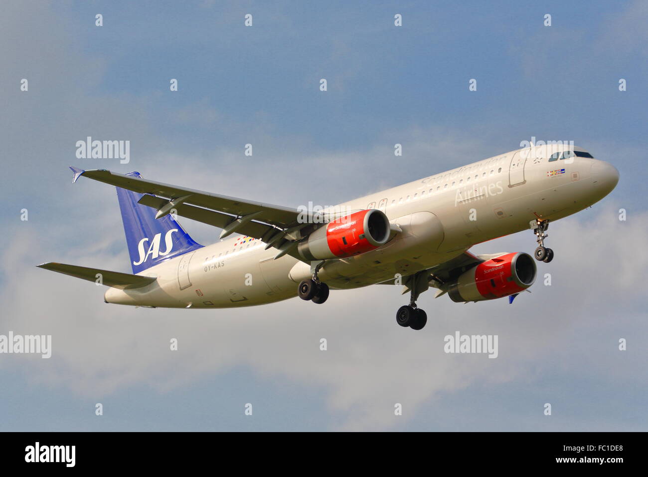 Scandinavian Airlines Airbus 320-232 OY-KAS Landung in Heathrow Stockfoto
