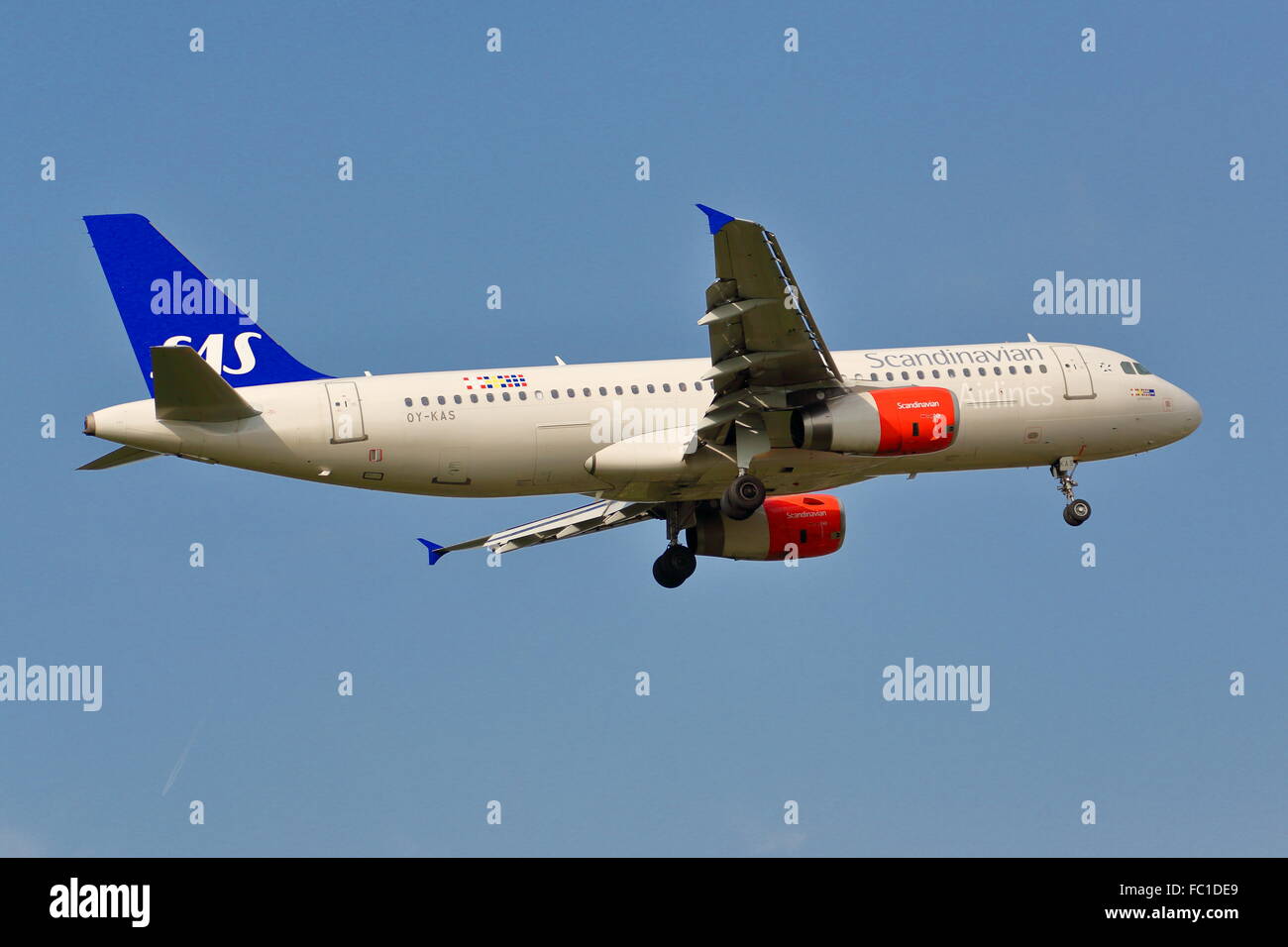 Scandinavian Airlines Airbus 320-232 OY-KAS Landung in Heathrow Stockfoto