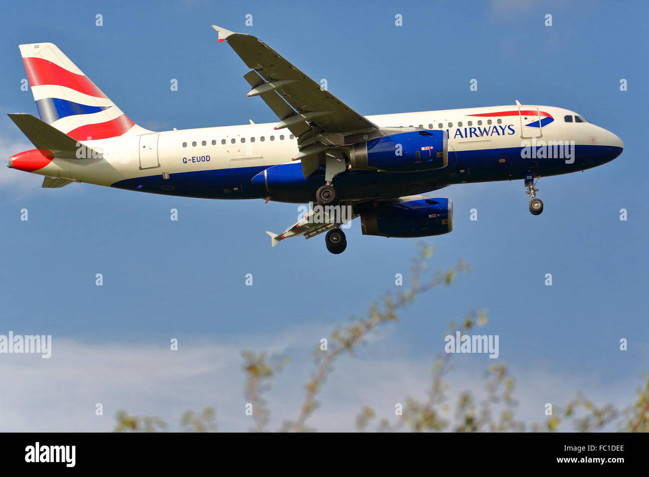 Eine British Airways Airbus A319-131 G-EUOD Landung in Heathrow Stockfoto