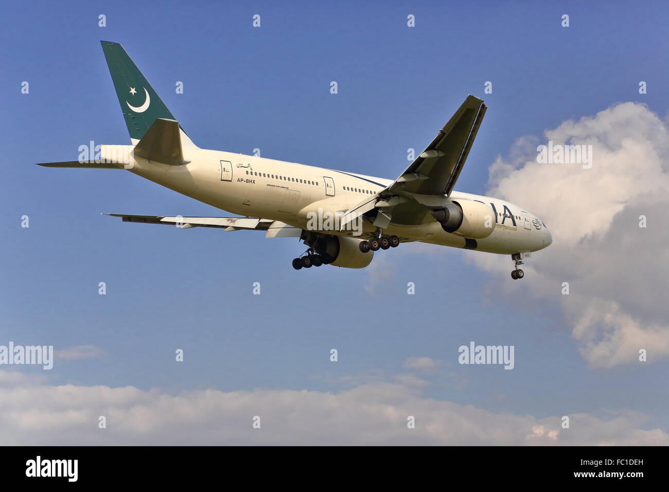 Pakistan International Airlines Boeing 777-240ER AP-BHX Landung in Heathrow Stockfoto