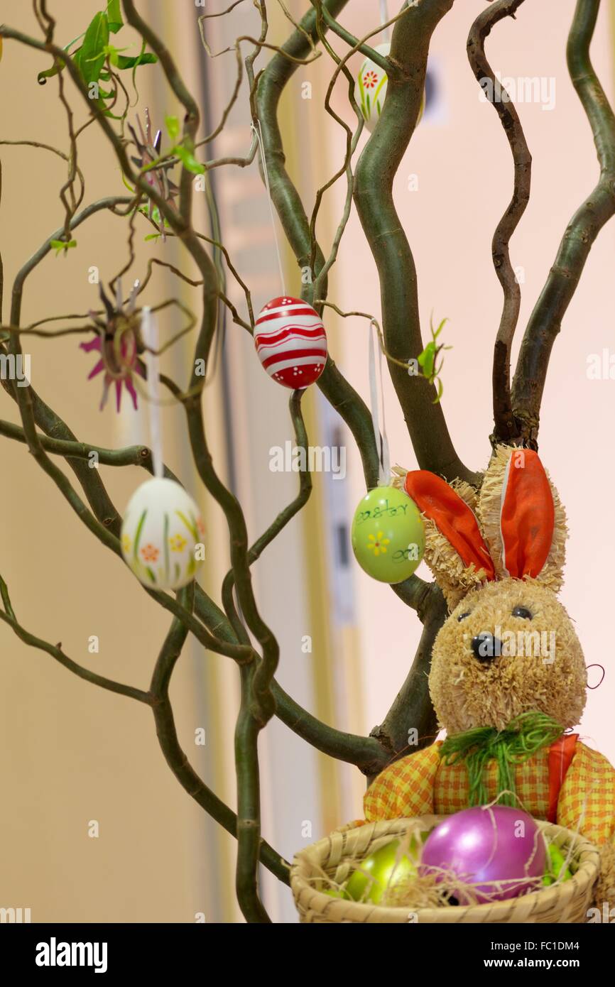 Oster-Deko mit Osterhasen und Eiern Stockfoto