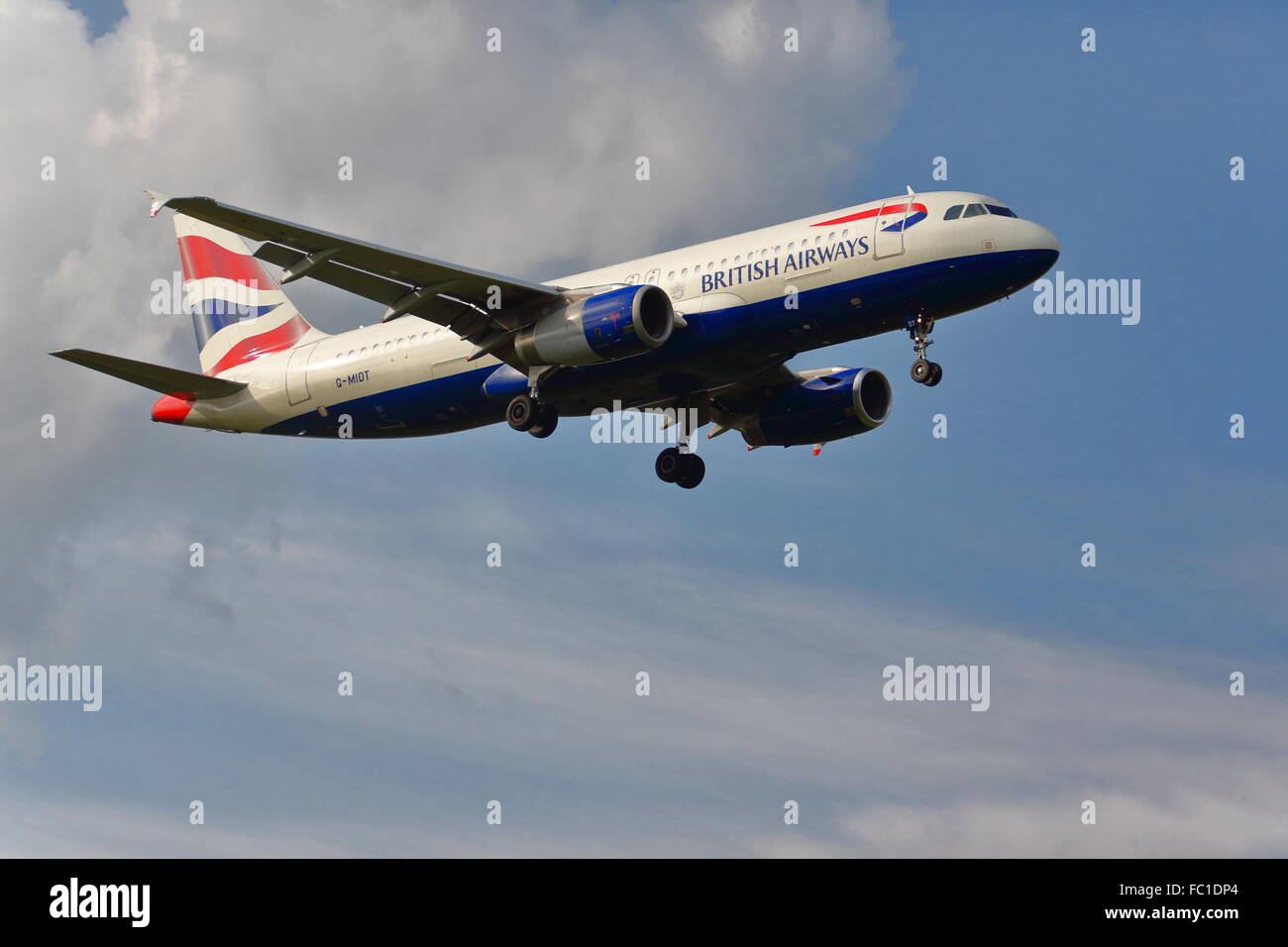 British Airways Airbus A320-200 G-MIDT Landung in Heathrow Stockfoto
