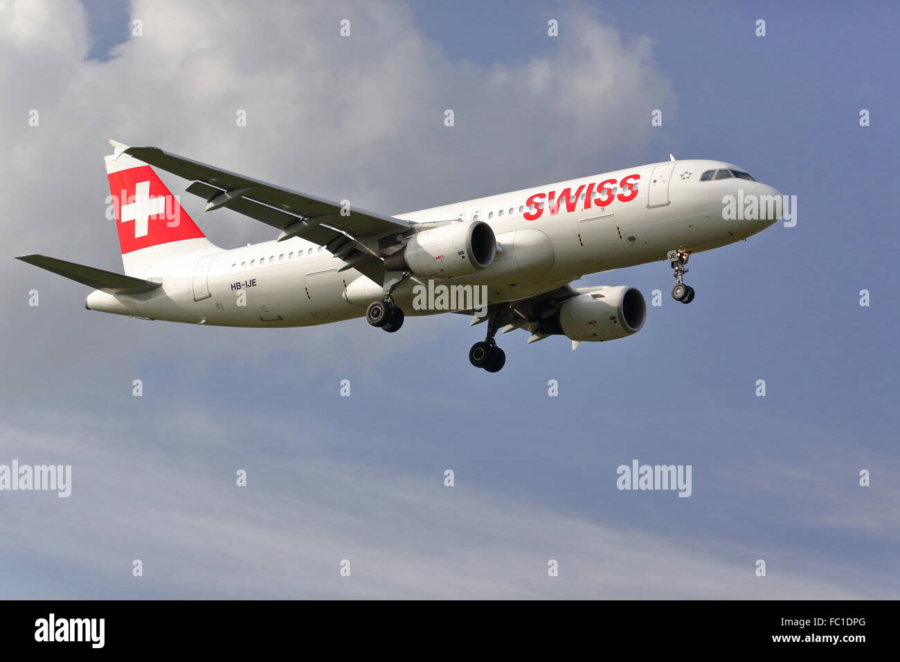 Swiss International Airlines Airbus A320-214 HB-IJE Landung in Heathrow Stockfoto