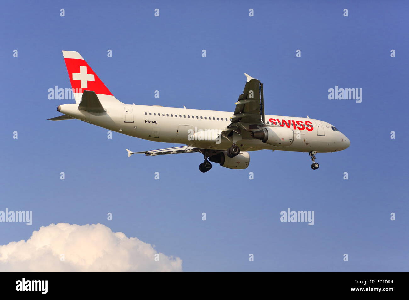 Swiss International Airlines Airbus A320-214 HB-IJE Landung in Heathrow Stockfoto