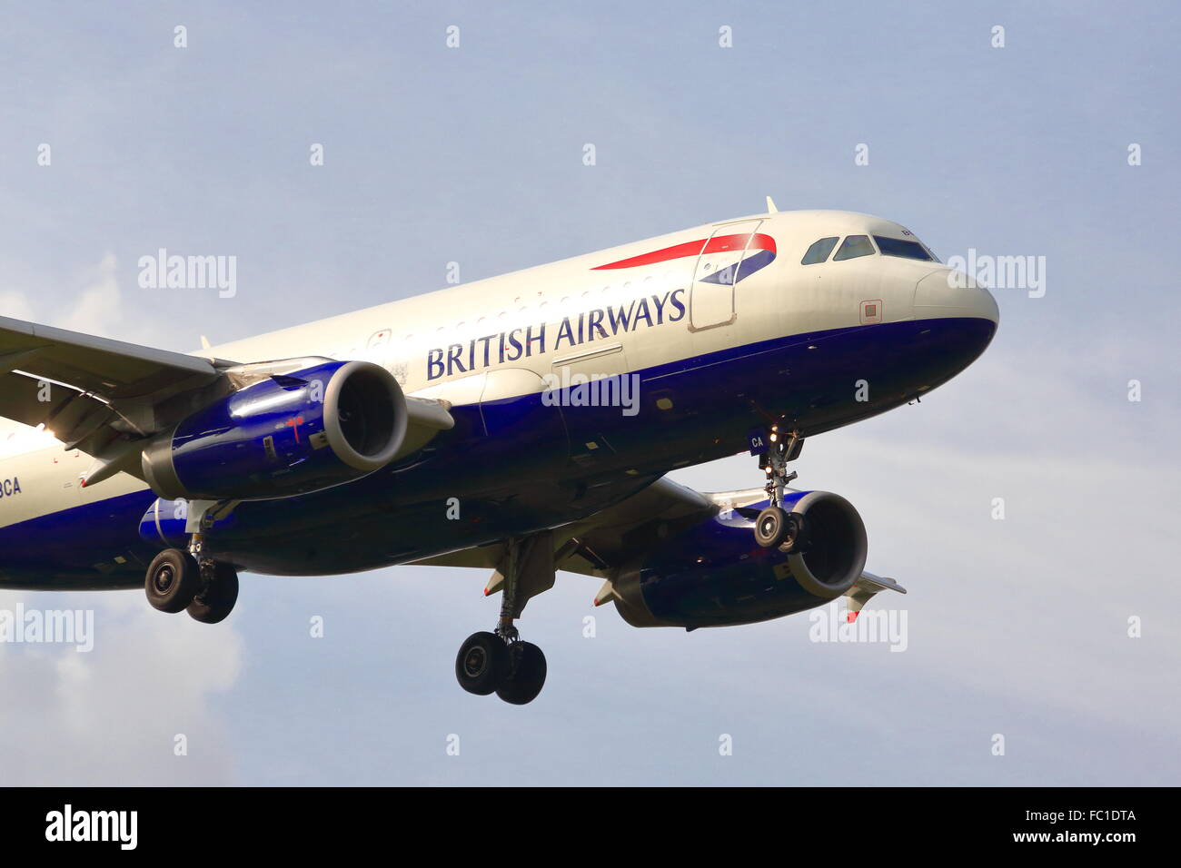 Eine British Airways Airbus A319-131 G-DBCA Landung in Heathrow Stockfoto