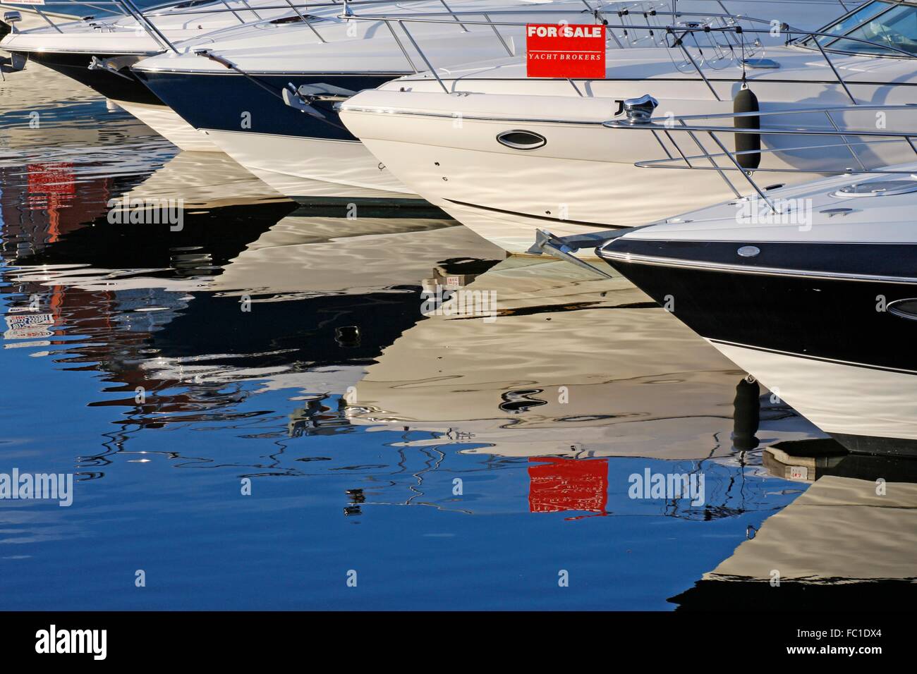 Motorboote und Yachten zum Verkauf Stockfoto