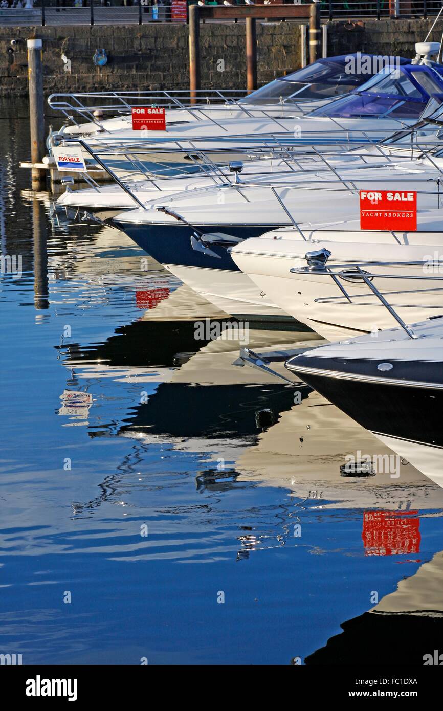 Motorboote und Yachten zum Verkauf Stockfoto