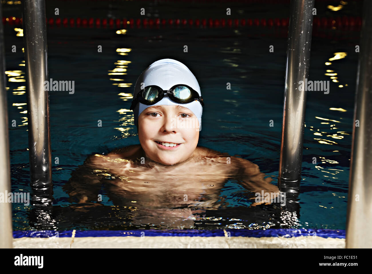 Positiven Kind im Schwimmbad Stockfoto