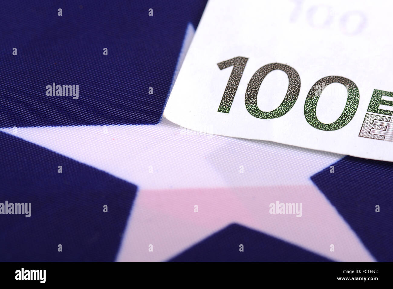 europäisches Geld auf amerikanische Flagge Stockfoto