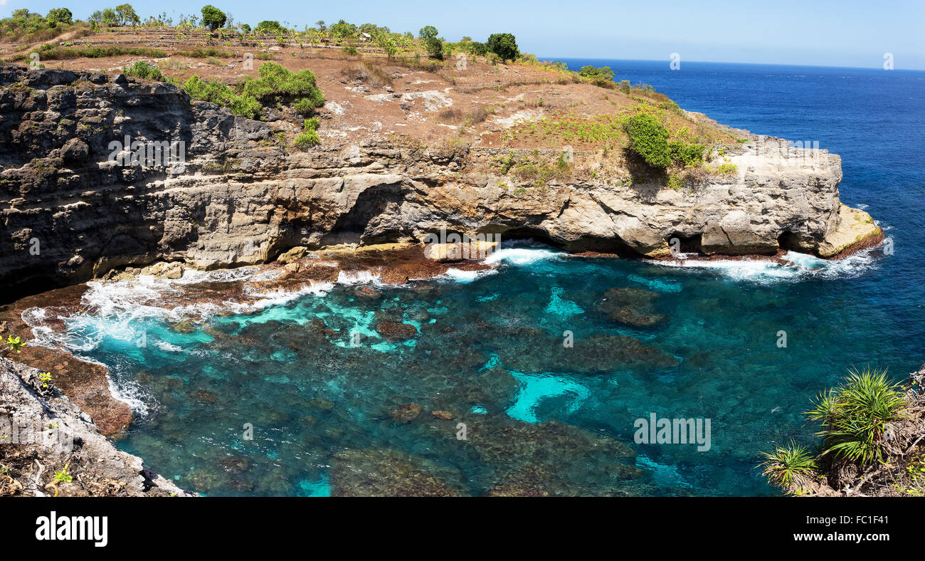 Traum-Küste auf Bali, in der Nähe von berühmten Diving Manta Point platzieren, Nusa Penida mit blauem Himmel Stockfoto