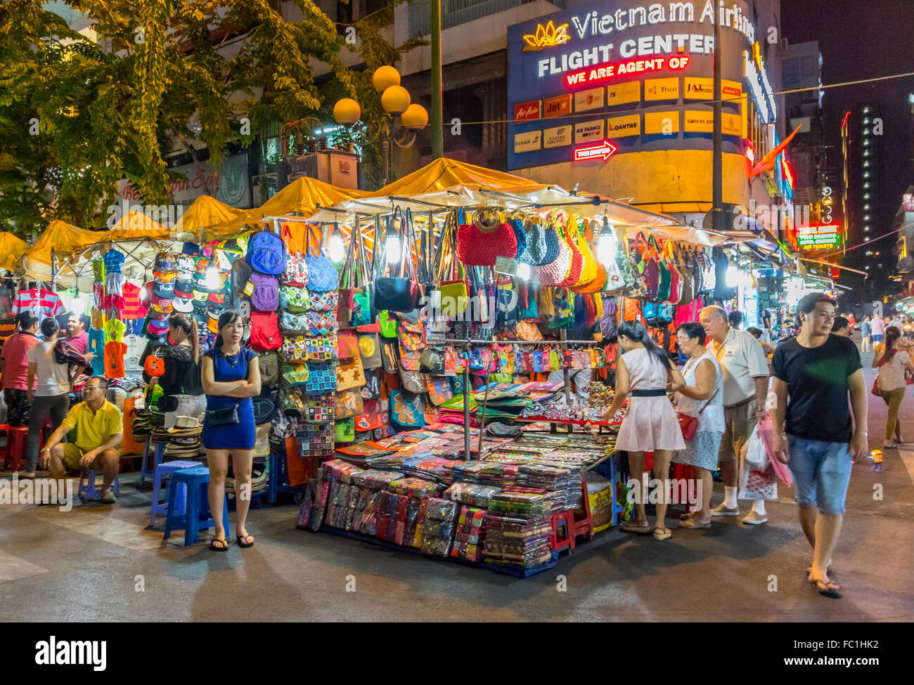 Einheimischen Touristen und Händler kaufen und verkaufen auf Nachtmarkt in Ho-Chi-Minh-Stadt-Vietnam Stockfoto