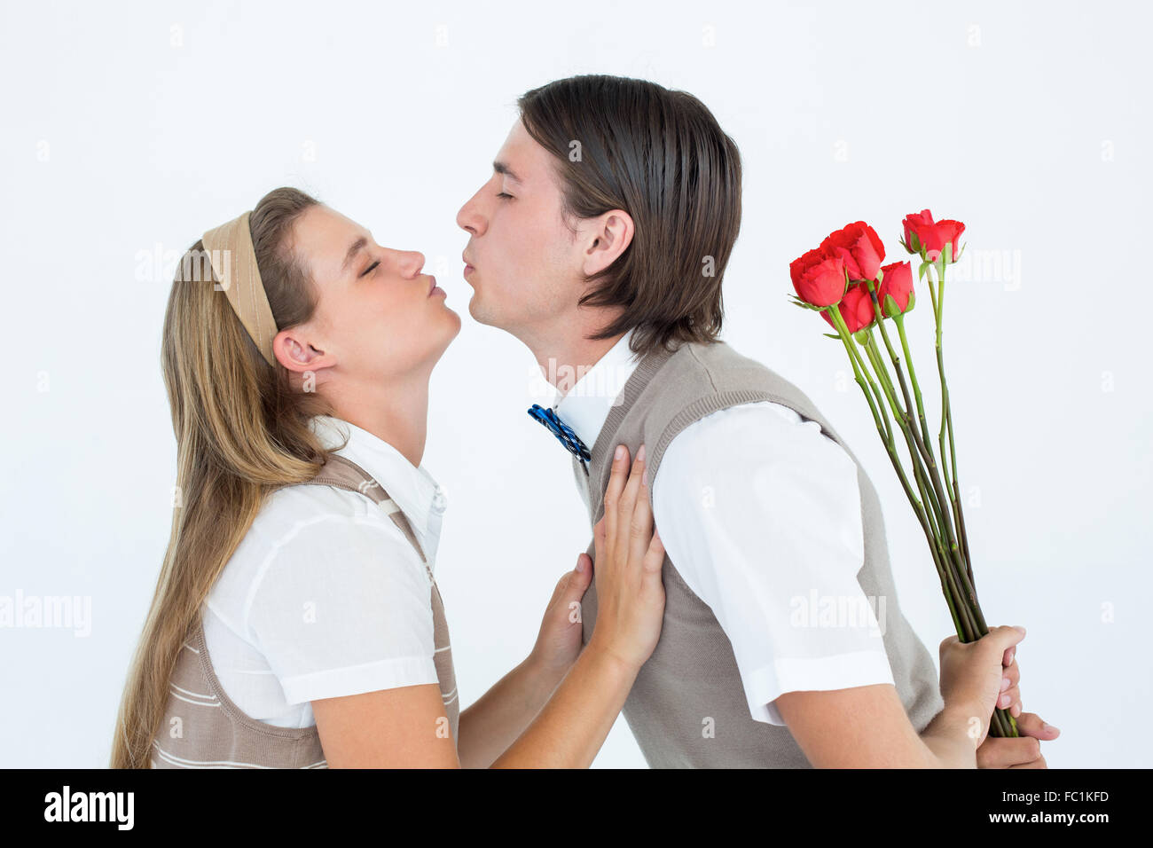 Geeky Hipster halten Rosen und einen Kuss zu geben, um seine Freundin Stockfoto