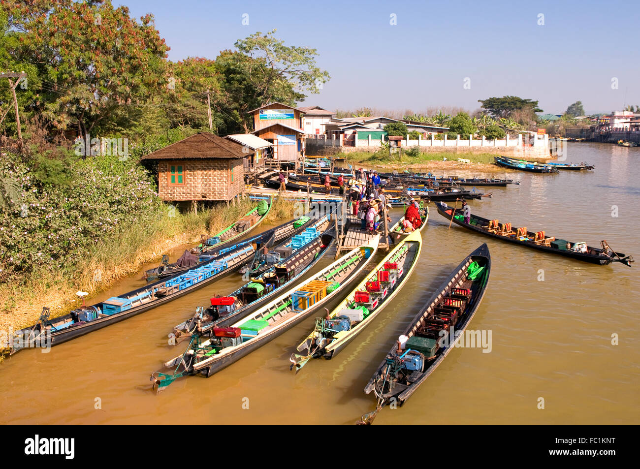 Langen Boote auf dem Fluss bei Nyaung Schwe, Myanmar Stockfoto