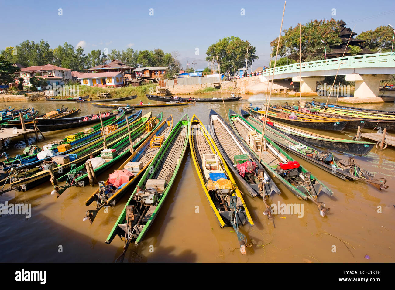 Langen Boote auf dem Fluss bei Nyaung Schwe, Myanmar Stockfoto