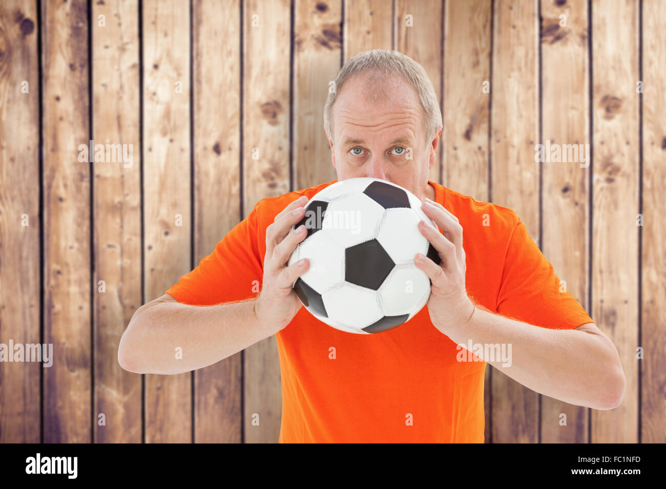 Zusammengesetztes Bild auf nervös Fußballfan mit ball Stockfoto