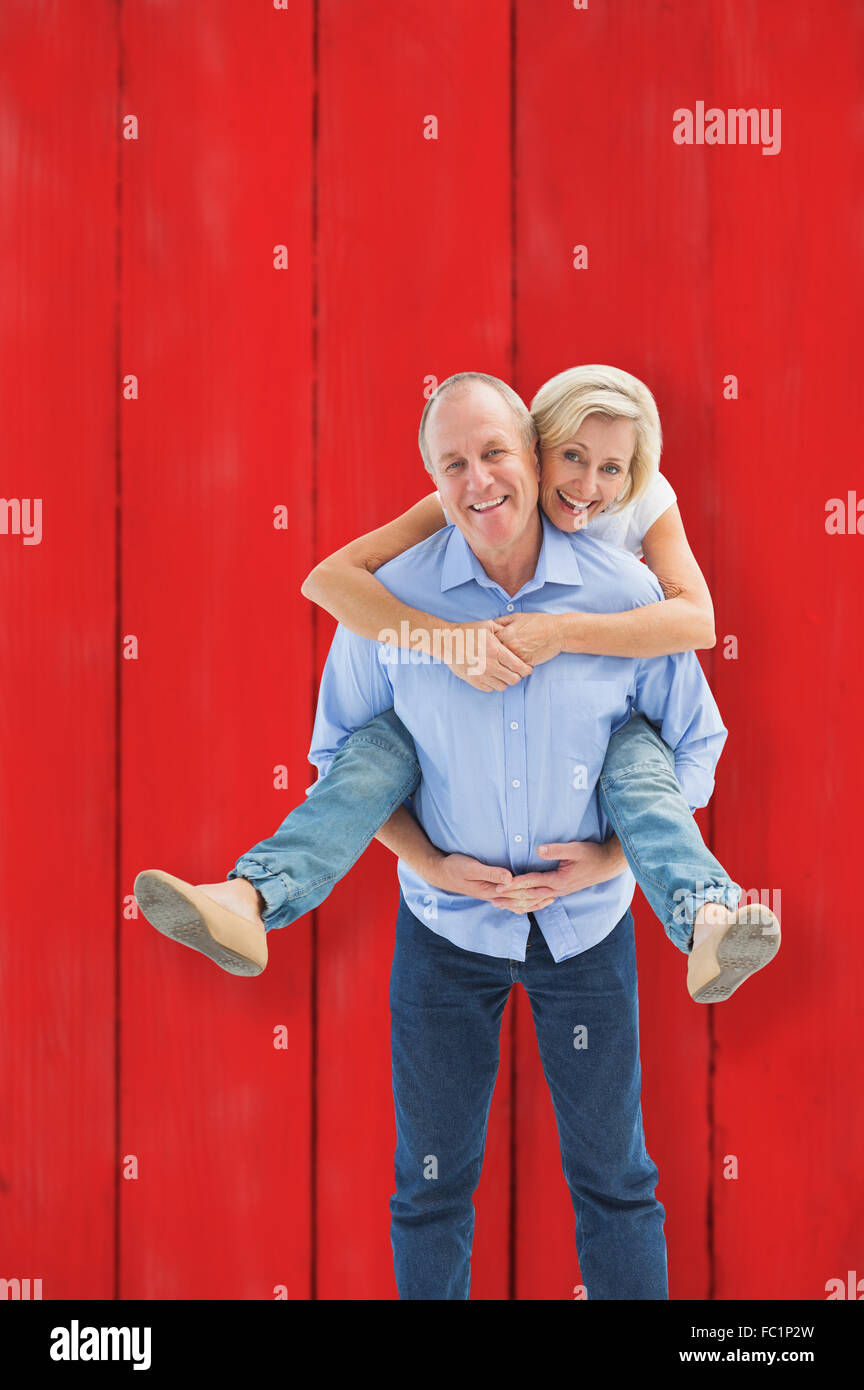 Zusammengesetztes Bild von reifer Mann mit seiner Partnerin auf dem Rücken Stockfoto