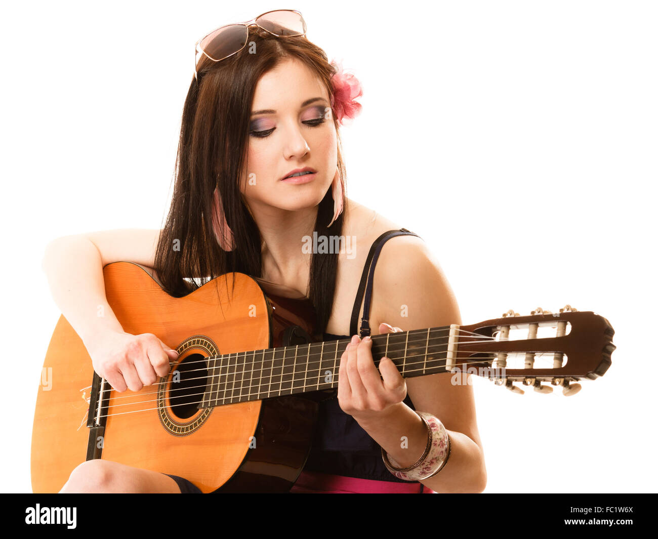 Musikliebhaber, Sommer Mädchen mit Gitarre, isoliert Stockfoto