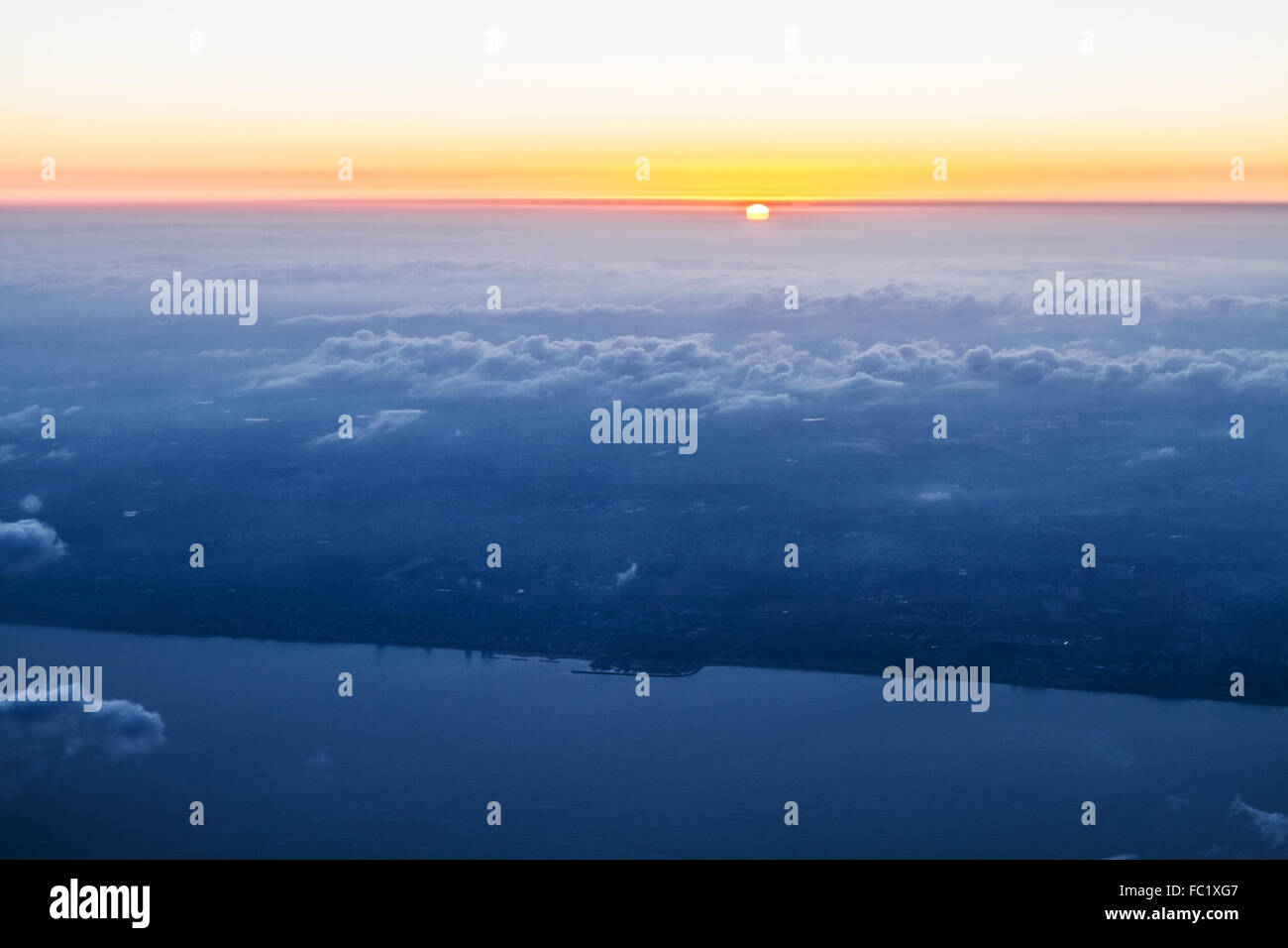 Sonnenaufgang aus dem Flugzeug. Stockfoto