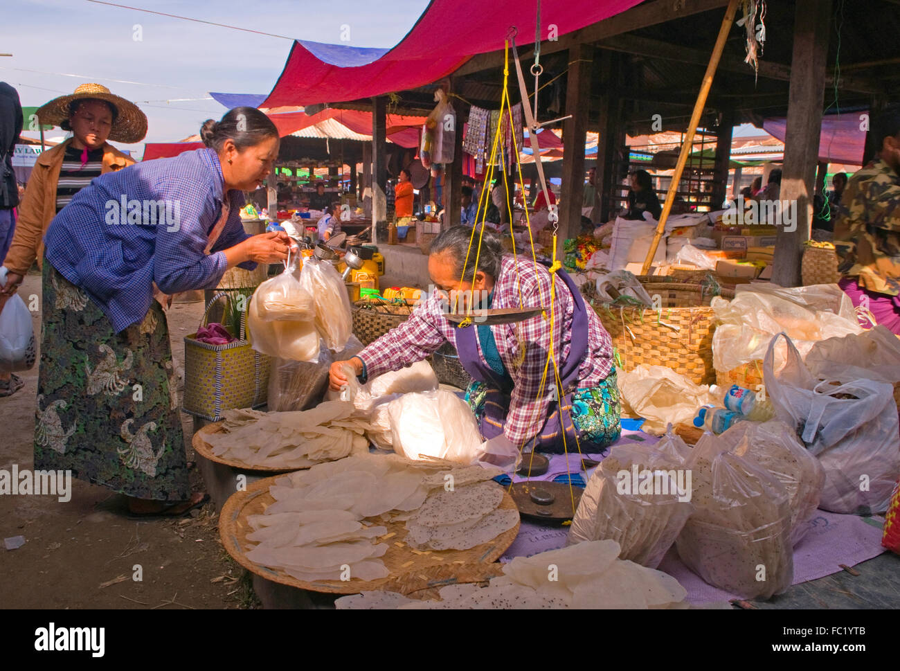 Waren zum Verkauf auf Nampan Markt, Inle-See, Myanmar Stockfoto