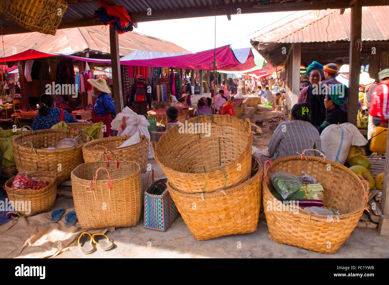 Pulsierende Nampan Markt am Inle-See, Myanmar Stockfoto