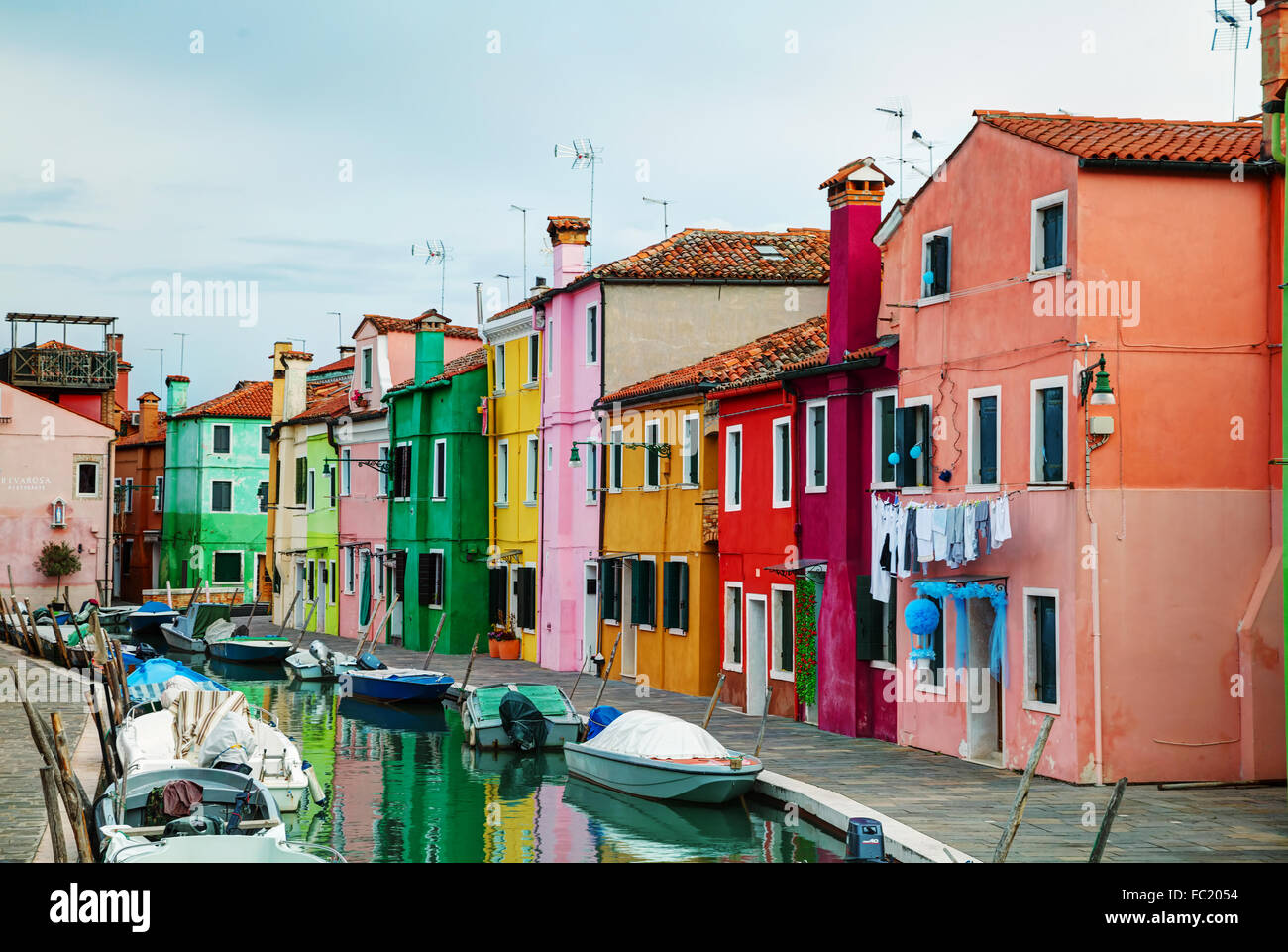 BURANO, Italien - NOVEMBER 23: Hell gestrichenen Häuser am Kanal Burano am 23. November 2015 in Burano, Venedig, Italien. Stockfoto