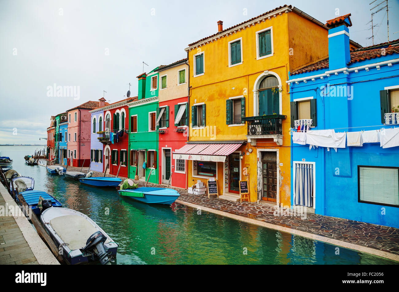 BURANO, Italien - NOVEMBER 23: Hell gestrichenen Häuser am Kanal Burano am 23. November 2015 in Burano, Venedig, Italien. Stockfoto