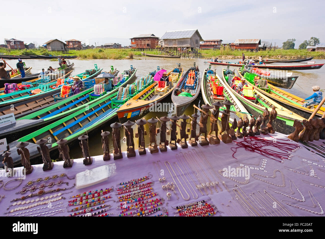 Waren zum Verkauf auf Nampan Markt, Inle-See, Myanmar Stockfoto