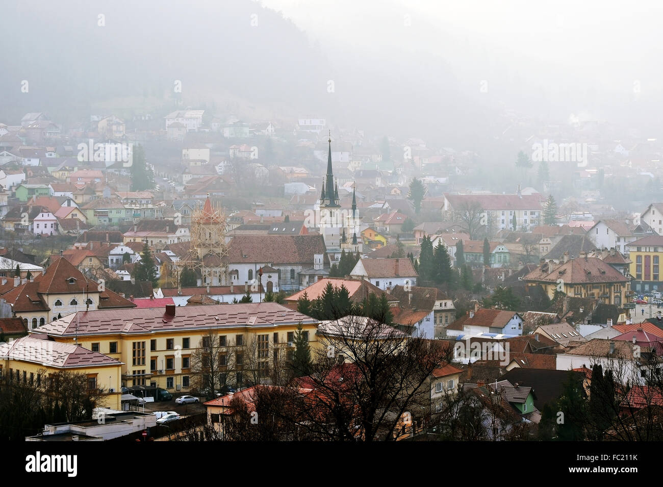 Morgen Winterszene mit Schei-Viertel in der Altstadt der Stadt Brasov in Rumänien Stockfoto