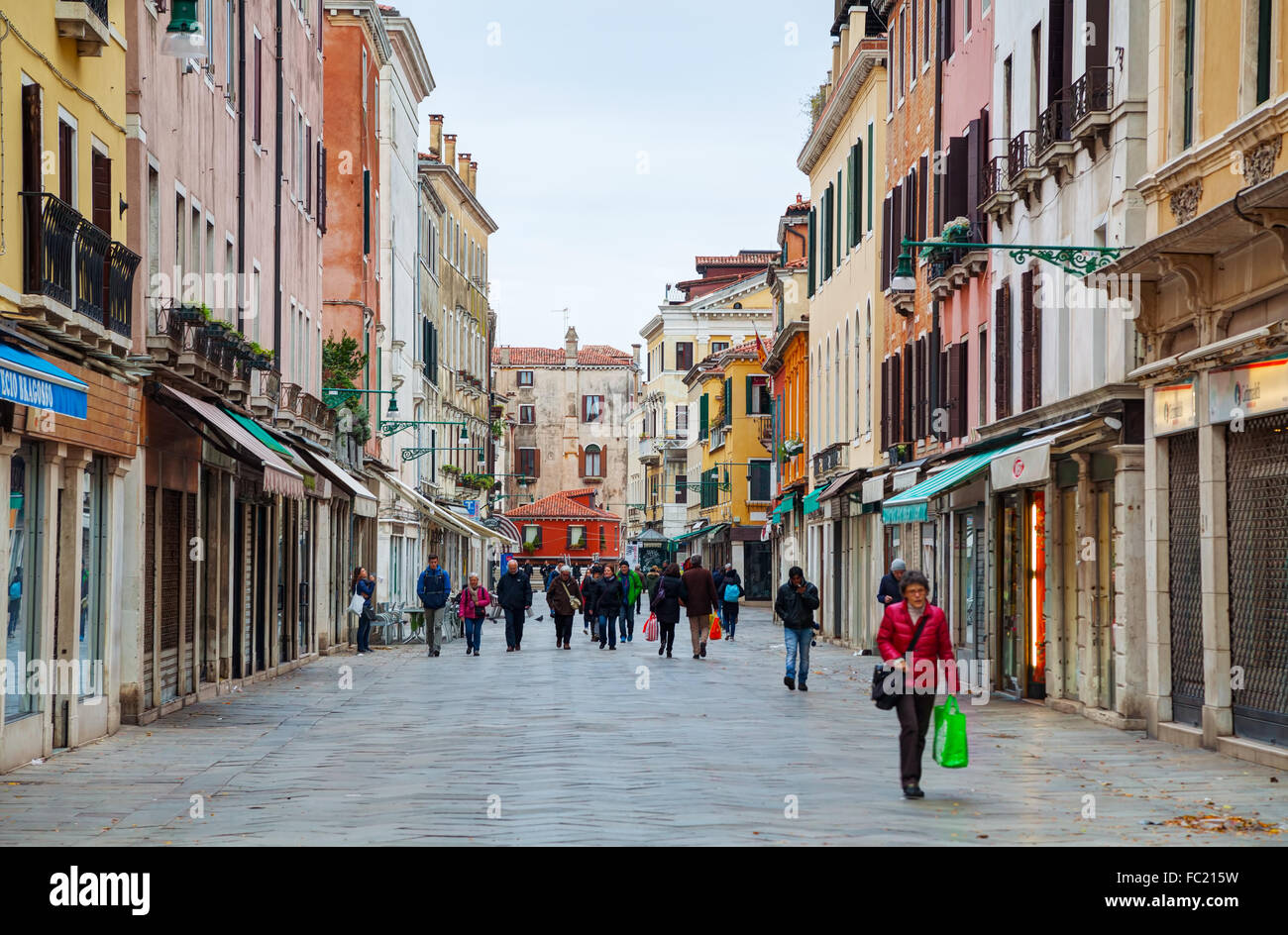 Venedig - NOVEMBER 22: Überfüllt mit Touristen, die Straße am 22. November 2015 in Venedig, Italien. Stockfoto