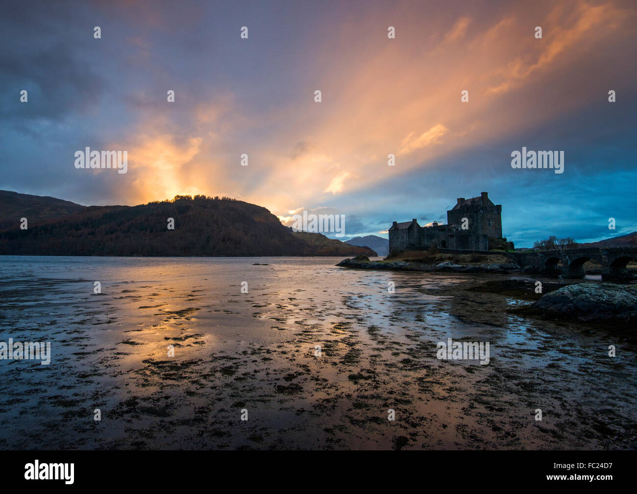 Sonnenuntergang am Eilean Donan Castle, Kyle of Lochalsh in Schottland, Vereinigtes Königreich Stockfoto