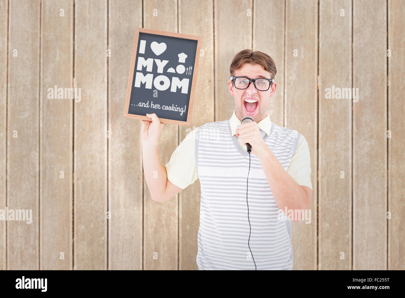 Zusammengesetztes Bild geeky Hipster Tafel halten und ins Mikrofon singen Stockfoto