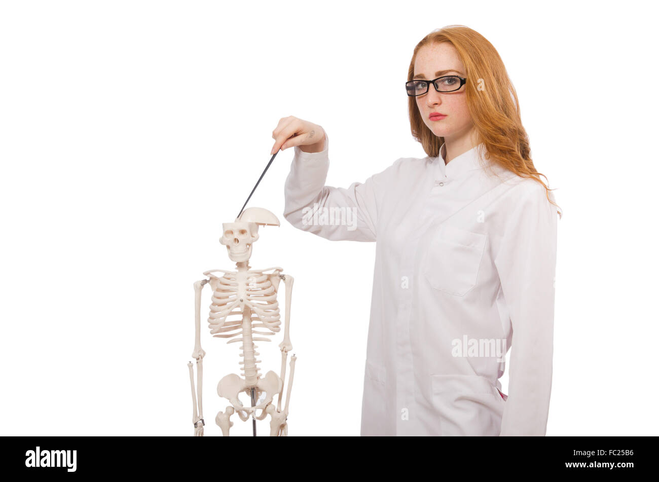 Junge Ärztin mit Skelett isoliert auf weiss Stockfoto