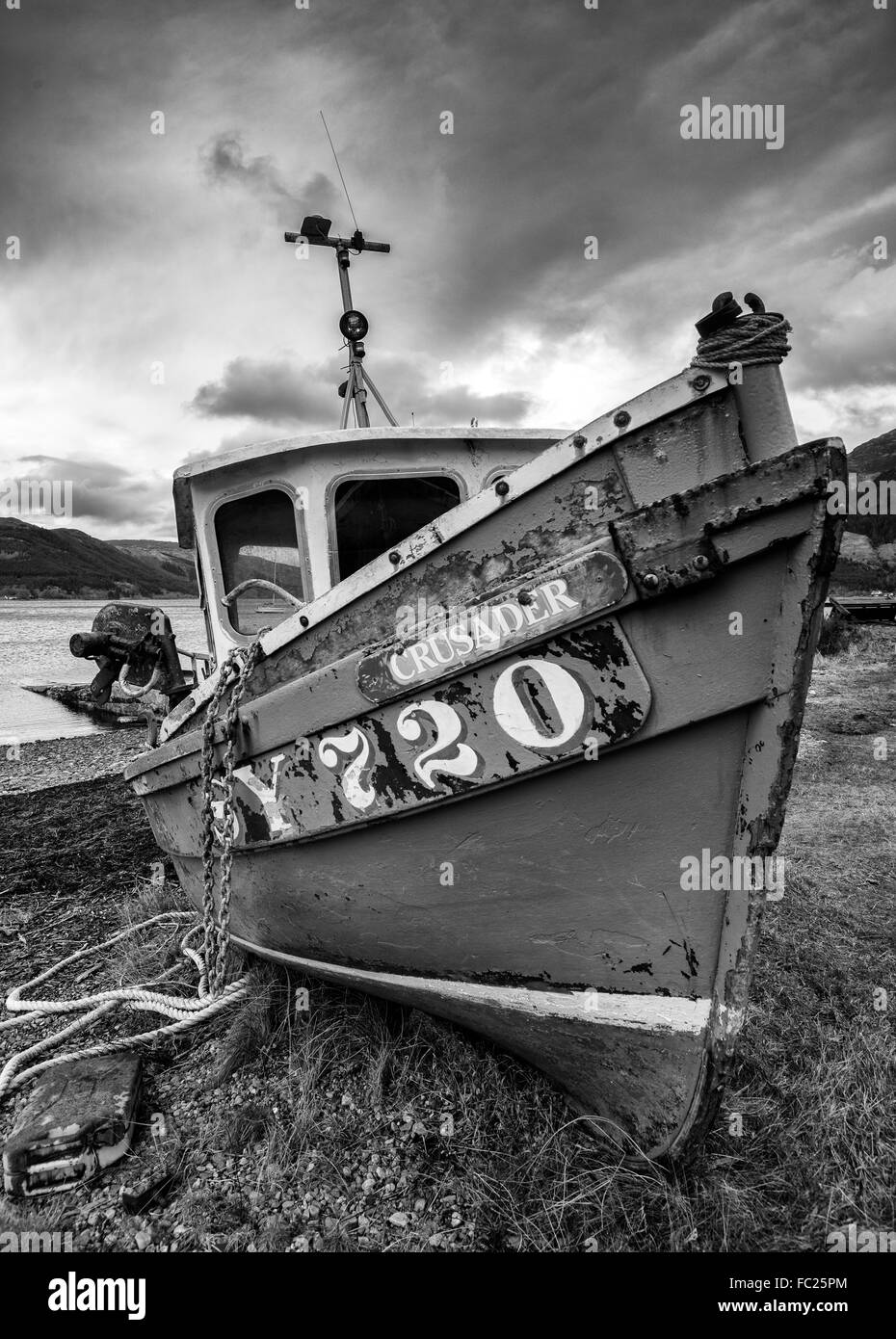 Ein Boot am Strand von Invershiel, am Ufer des Loch Duich in den schottischen Highlands, UK Stockfoto