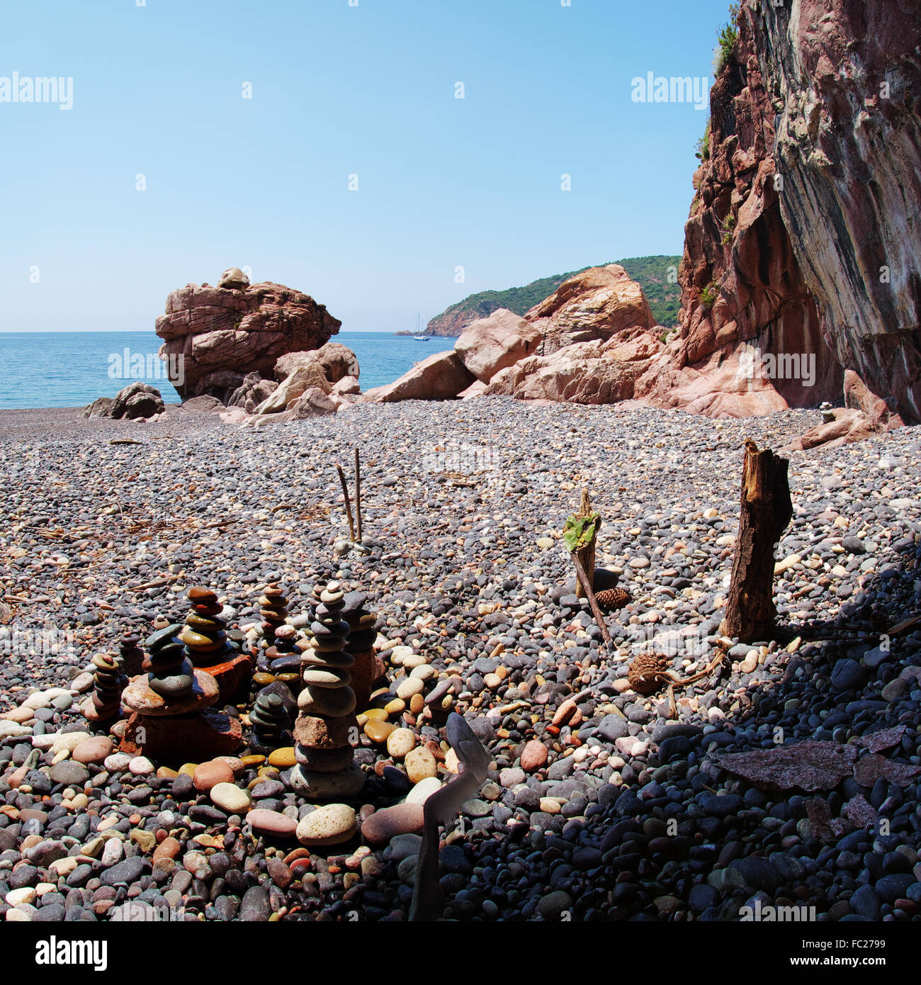 Landart am Strand von Bussaglia - Corsica Stockfoto