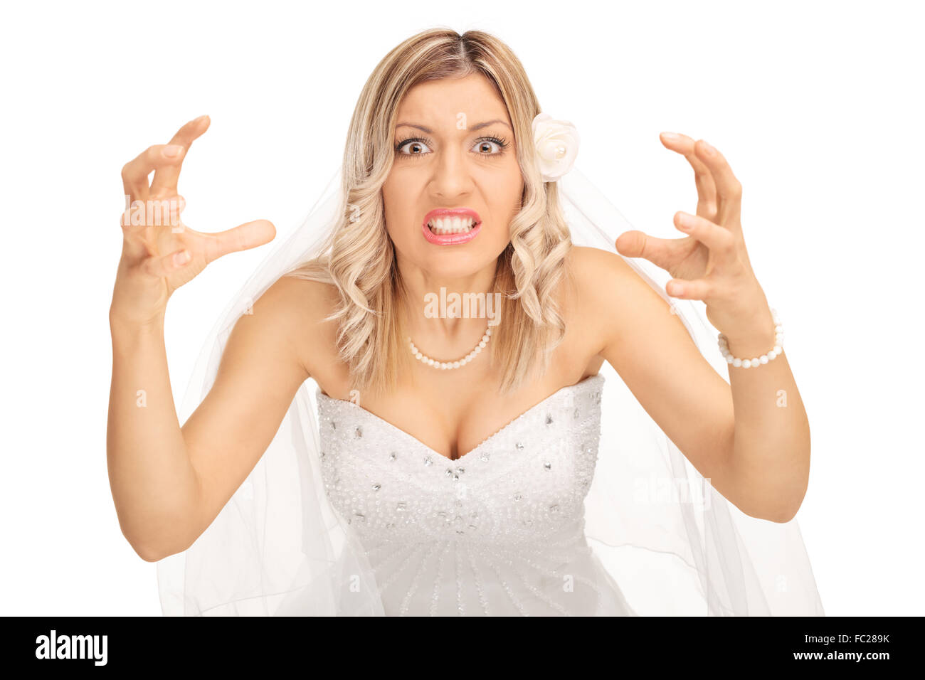 Wütend Braut droht, jemanden erwürgen und schaut in die Kamera, die isoliert auf weißem Hintergrund Stockfoto