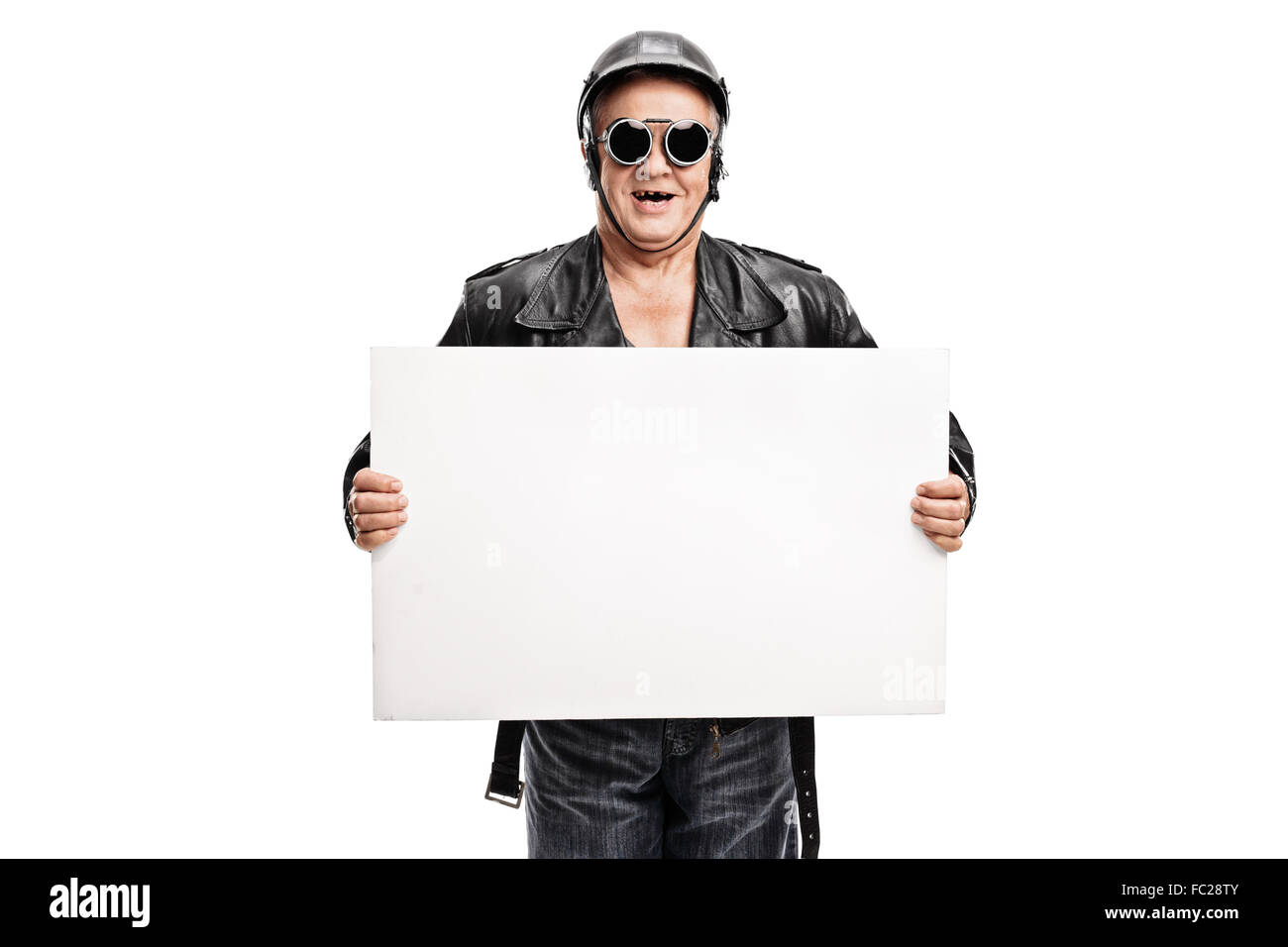 Studioaufnahme von ein Oldschool senior Biker hält eine weiße Fahne isoliert auf weißem Hintergrund Stockfoto